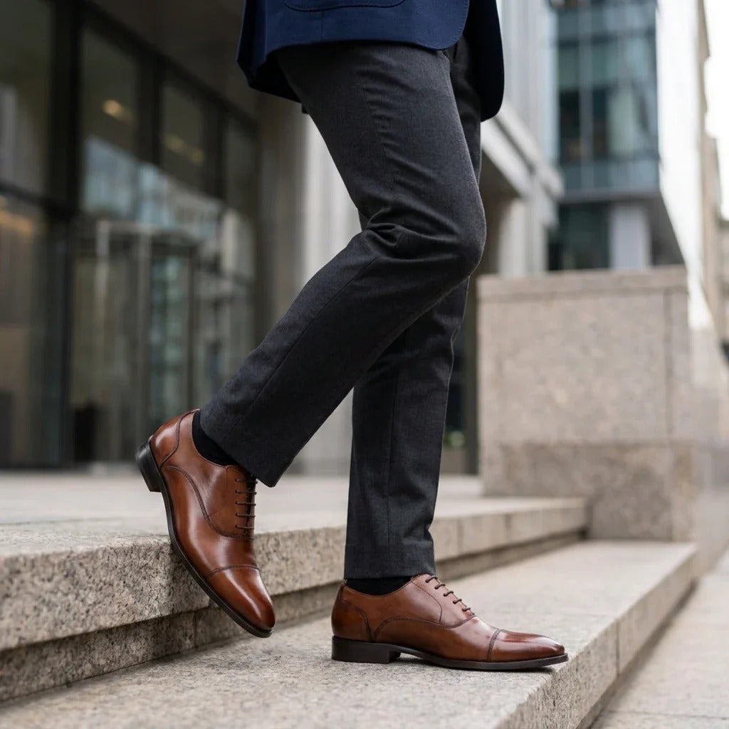 Zapatos Derby de hombre de cuero marrón liso con puntera reforzada.