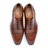 Zapatos Derby de hombre de cuero marrón liso con puntera reforzada.