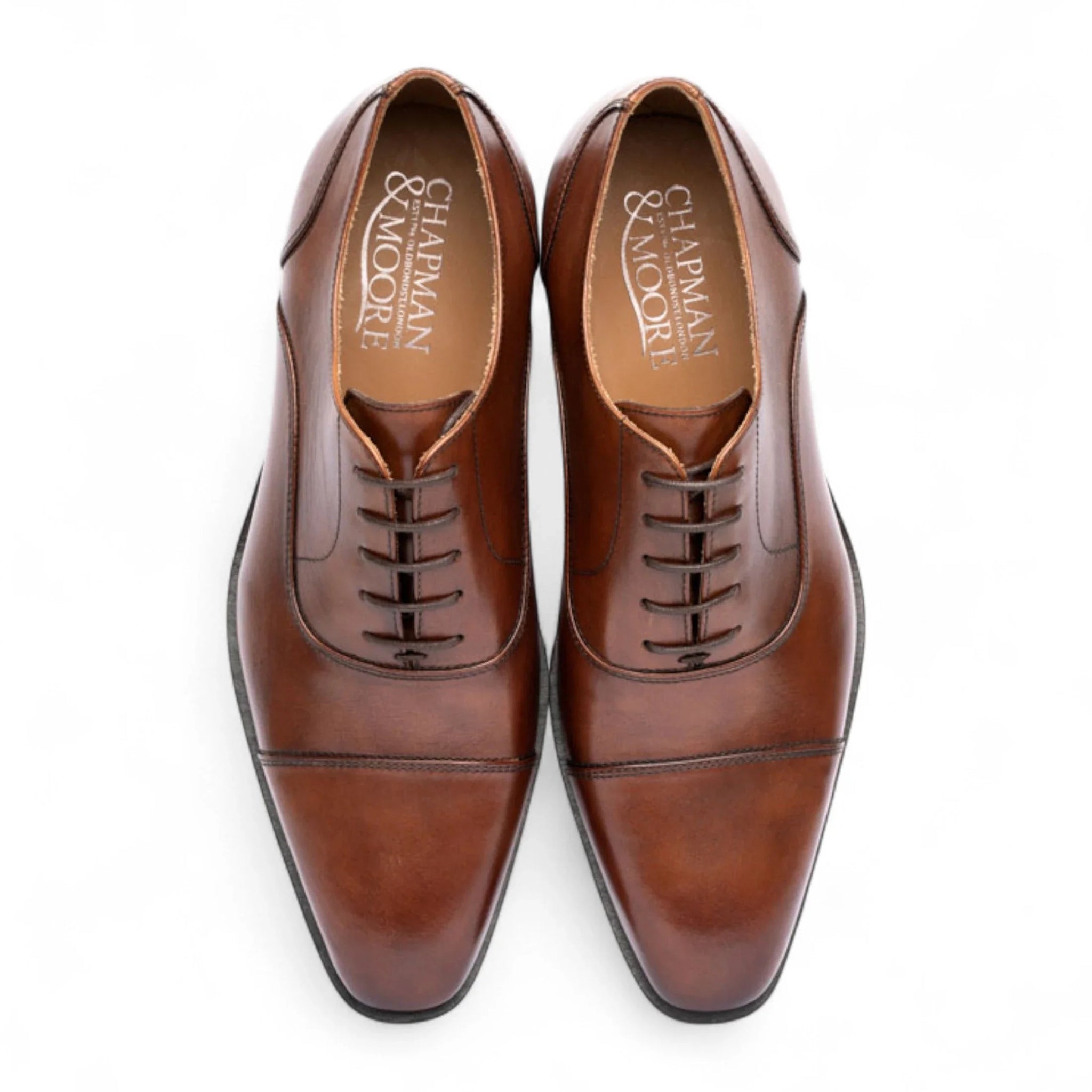Zapatos Derby de hombre de cuero marrón liso con puntera reforzada.