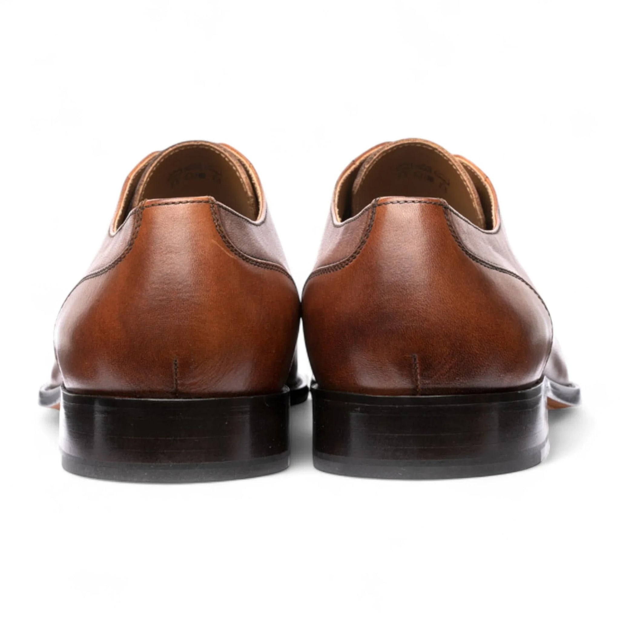Zapatos Derby de hombre de cuero marrón liso con puntera reforzada.