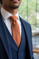 Corbata de hombre con acabado de ante marrón