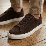 Zapatillas deportivas casuales de hombre con cordones, de ante marrón.