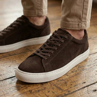 Zapatillas deportivas casuales de hombre con cordones, de ante marrón.