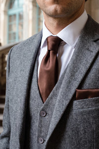 Conjunto de corbata marrón para hombre con pañuelo de bolsillo y gemelos.