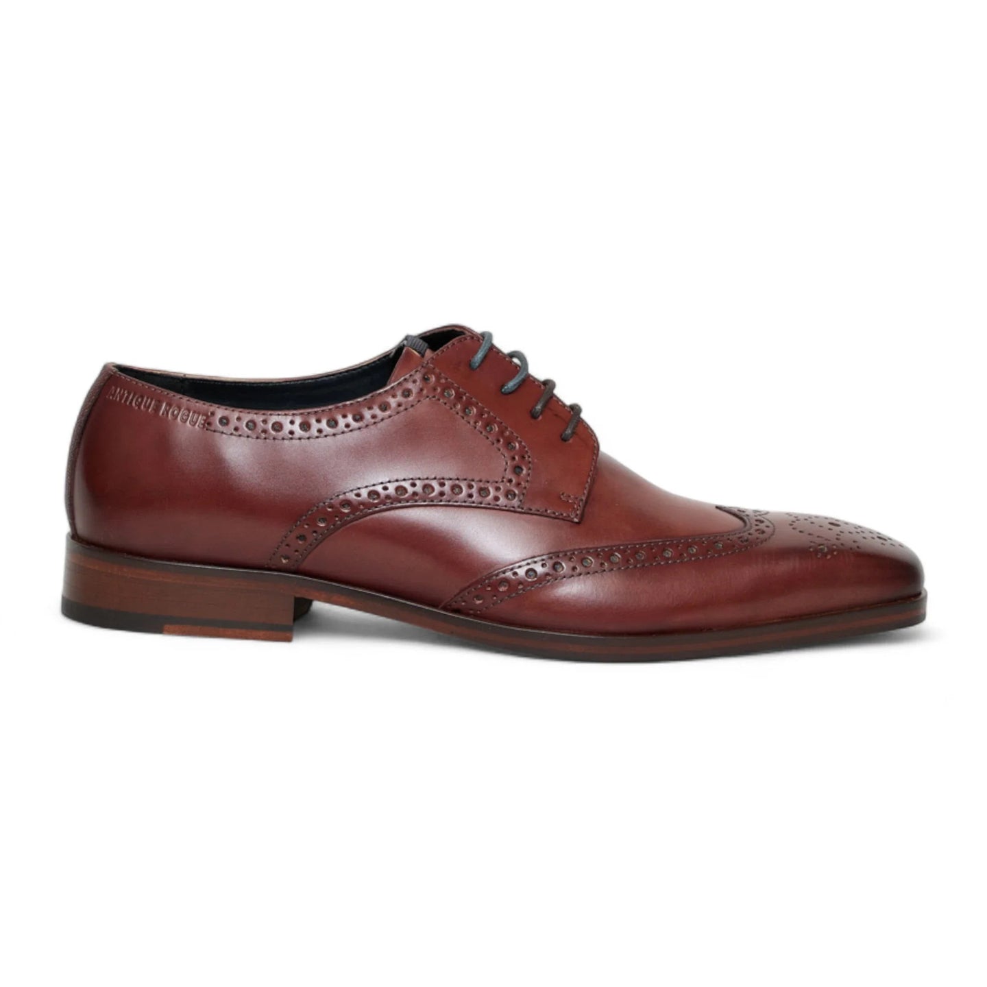 Zapatos de hombre de cuero burdeos, estilo clásico formal, con cordones y diseño brogue.