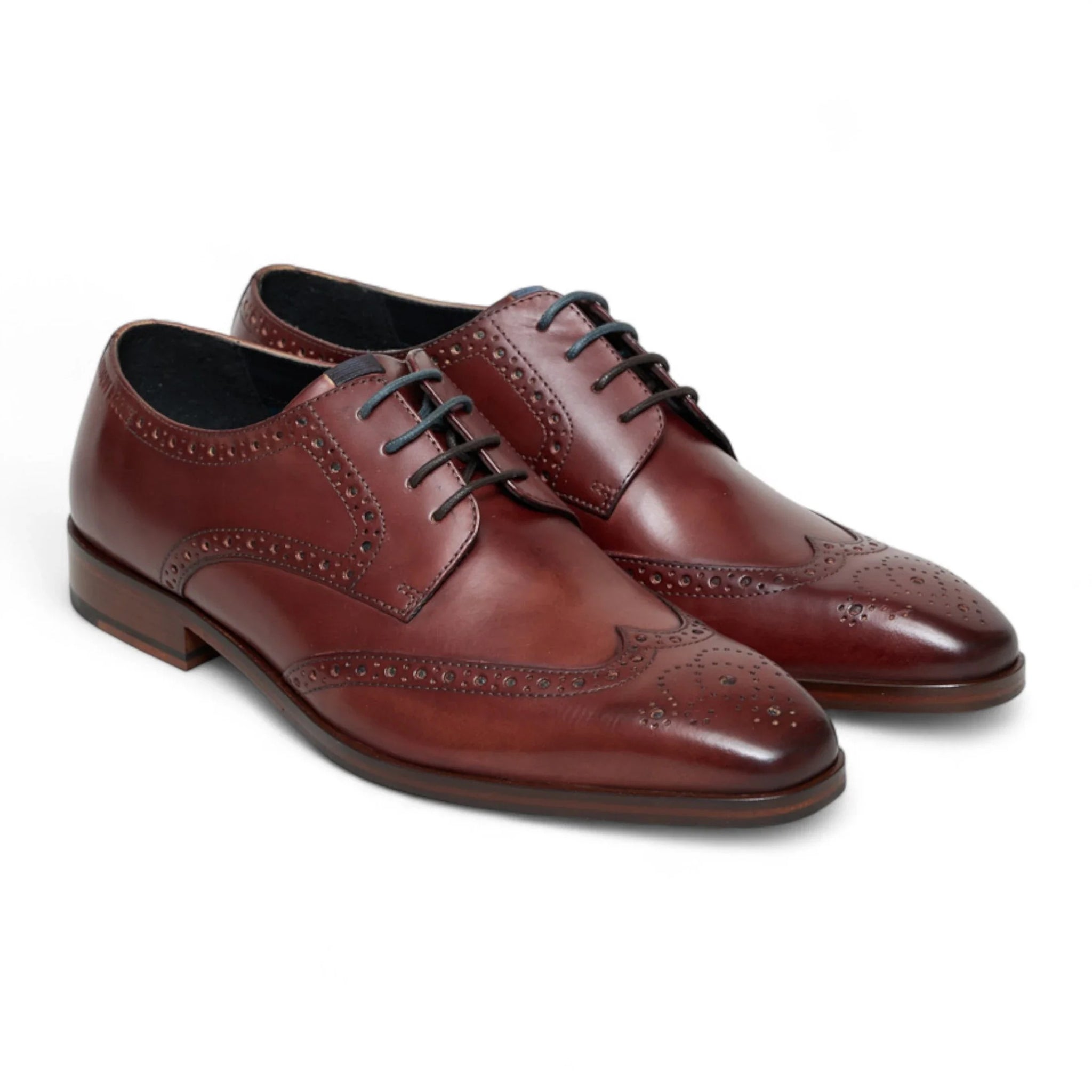 Zapatos de hombre de cuero burdeos, estilo clásico formal, con cordones y diseño brogue.
