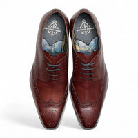 Zapatos de hombre de cuero burdeos, estilo clásico formal, con cordones y diseño brogue.