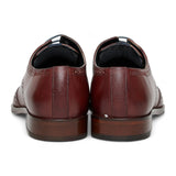 Zapatos de hombre de cuero burdeos, estilo clásico formal, con cordones y diseño brogue.