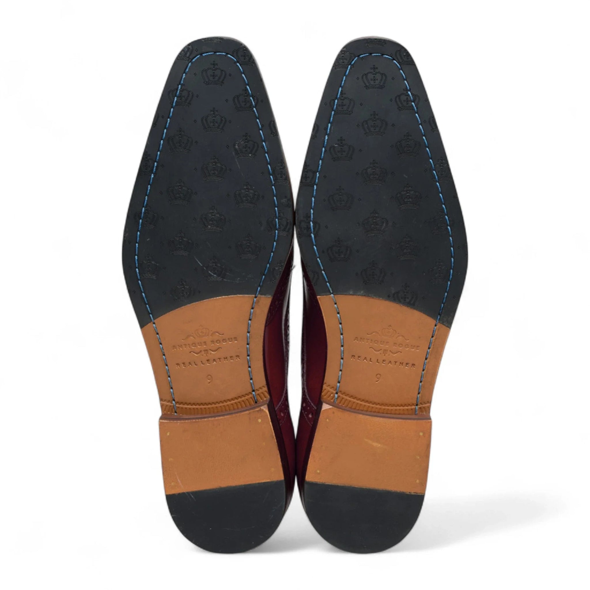 Zapatos de hombre de cuero burdeos, estilo clásico formal, con cordones y diseño brogue.