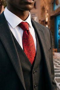 Corbata de hombre color burdeos con estampado paisley.