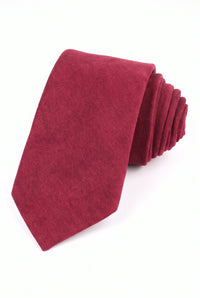 Corbata de hombre color burdeos con acabado de ante.