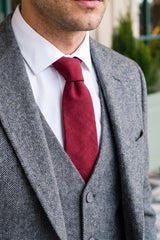 Corbata de hombre color burdeos con acabado de ante.