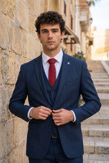 Corbata de hombre color burdeos con acabado de ante.