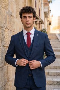 Corbata de hombre color burdeos con acabado de ante.