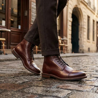 Botines Balmoral de piel burdeos para hombre con puntera reforzada.