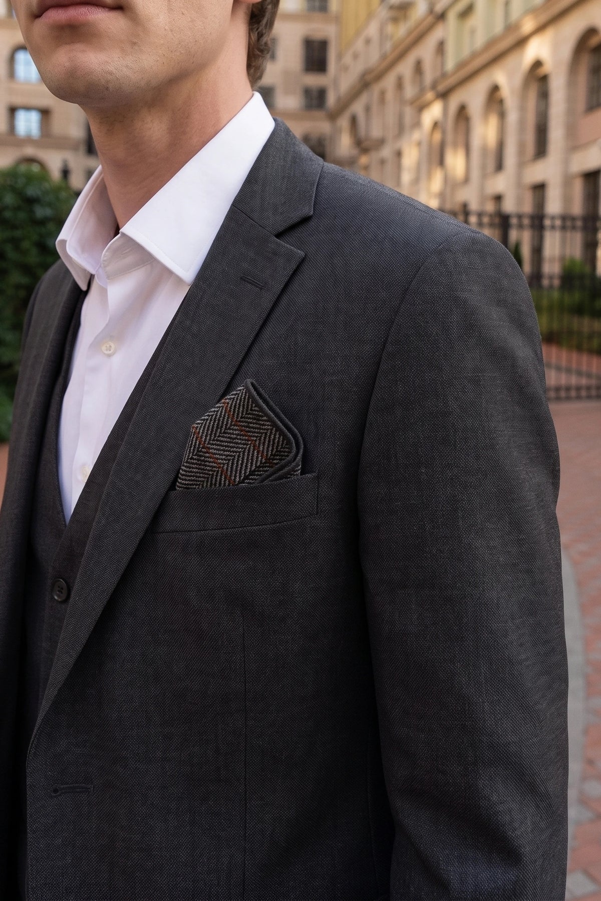 Pañuelo de bolsillo para hombre de mezcla de lana y tweed color carbón.