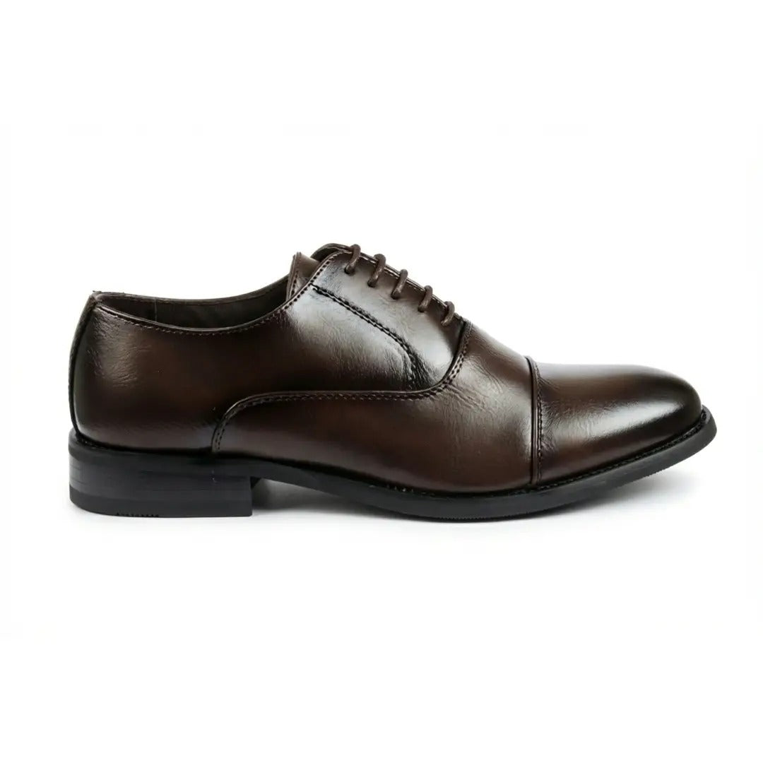 Zapatos Oxford clásicos de hombre con puntera reforzada y cordones.