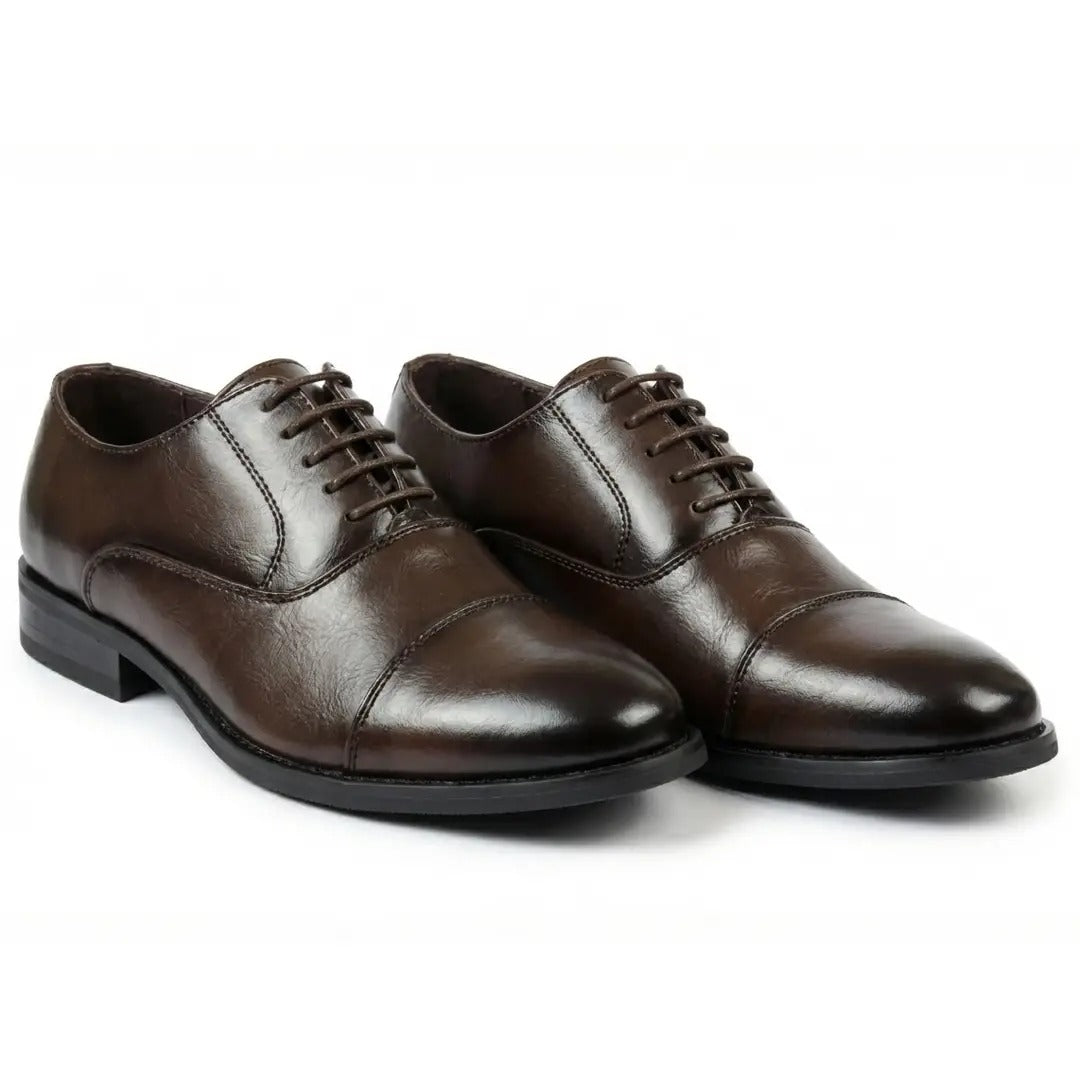 Zapatos Oxford clásicos de hombre con puntera reforzada y cordones.