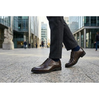 Zapatos Oxford clásicos de hombre con puntera reforzada y cordones.