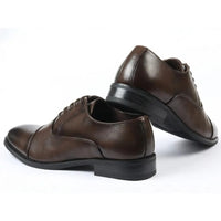 Zapatos Oxford clásicos de hombre con puntera reforzada y cordones.