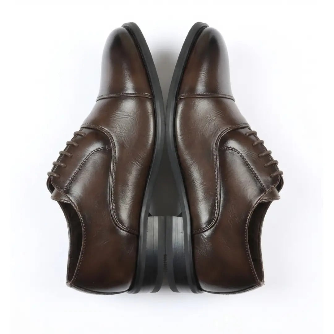 Zapatos Oxford clásicos de hombre con puntera reforzada y cordones.
