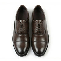 Zapatos Oxford clásicos de hombre con puntera reforzada y cordones.
