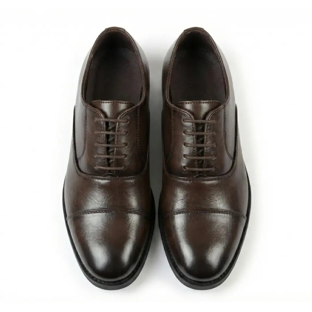 Zapatos Oxford clásicos de hombre con puntera reforzada y cordones.