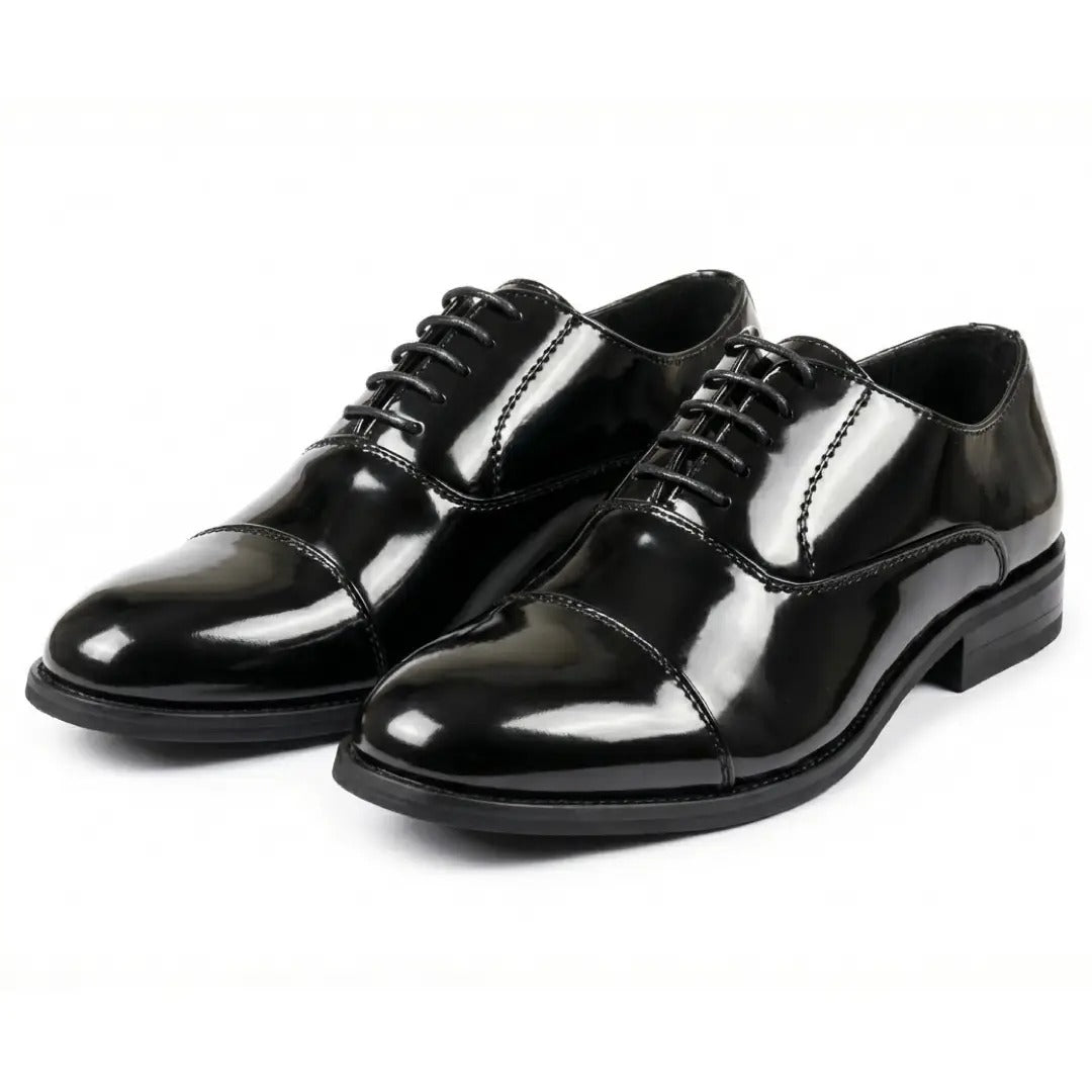 Zapatos Oxford clásicos de hombre con puntera reforzada y cordones.