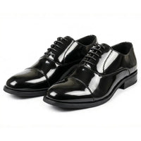Zapatos Oxford clásicos de hombre con puntera reforzada y cordones.