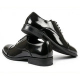 Zapatos Oxford clásicos de hombre con puntera reforzada y cordones.