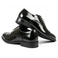 Zapatos Oxford clásicos de hombre con puntera reforzada y cordones.