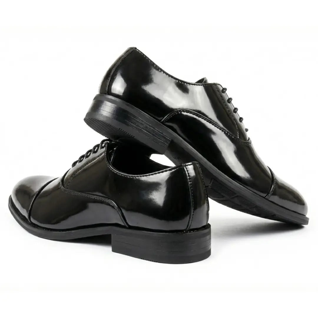Zapatos Oxford clásicos de hombre con puntera reforzada y cordones.