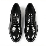 Zapatos Oxford clásicos de hombre con puntera reforzada y cordones.