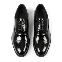 Zapatos Oxford clásicos de hombre con puntera reforzada y cordones.
