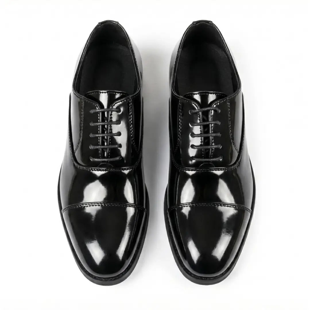 Zapatos Oxford clásicos de hombre con puntera reforzada y cordones.