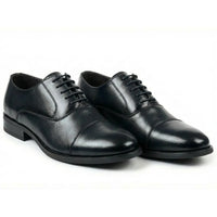 Zapatos Oxford clásicos de hombre con puntera reforzada y cordones.