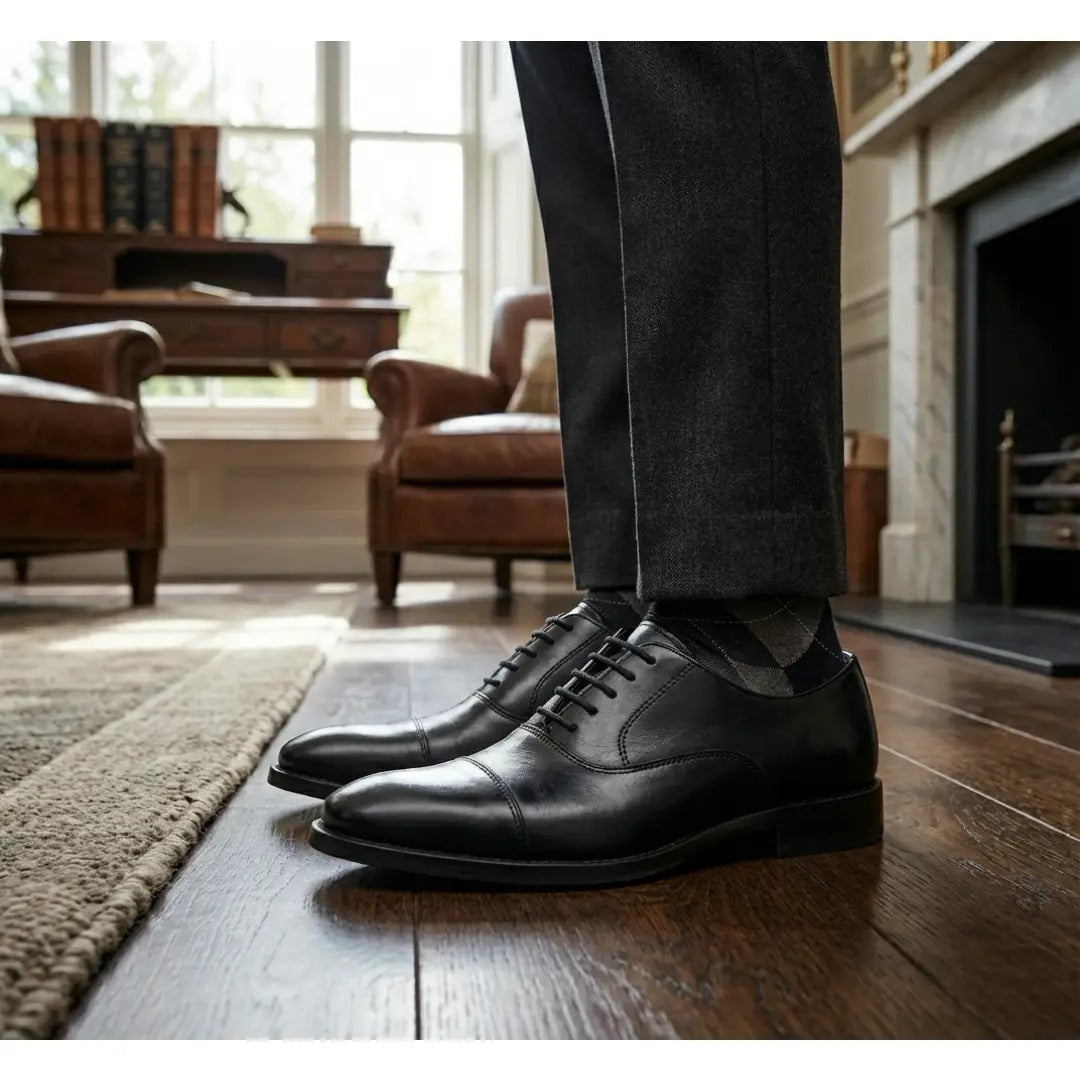 Zapatos Oxford clásicos de hombre con puntera reforzada y cordones.