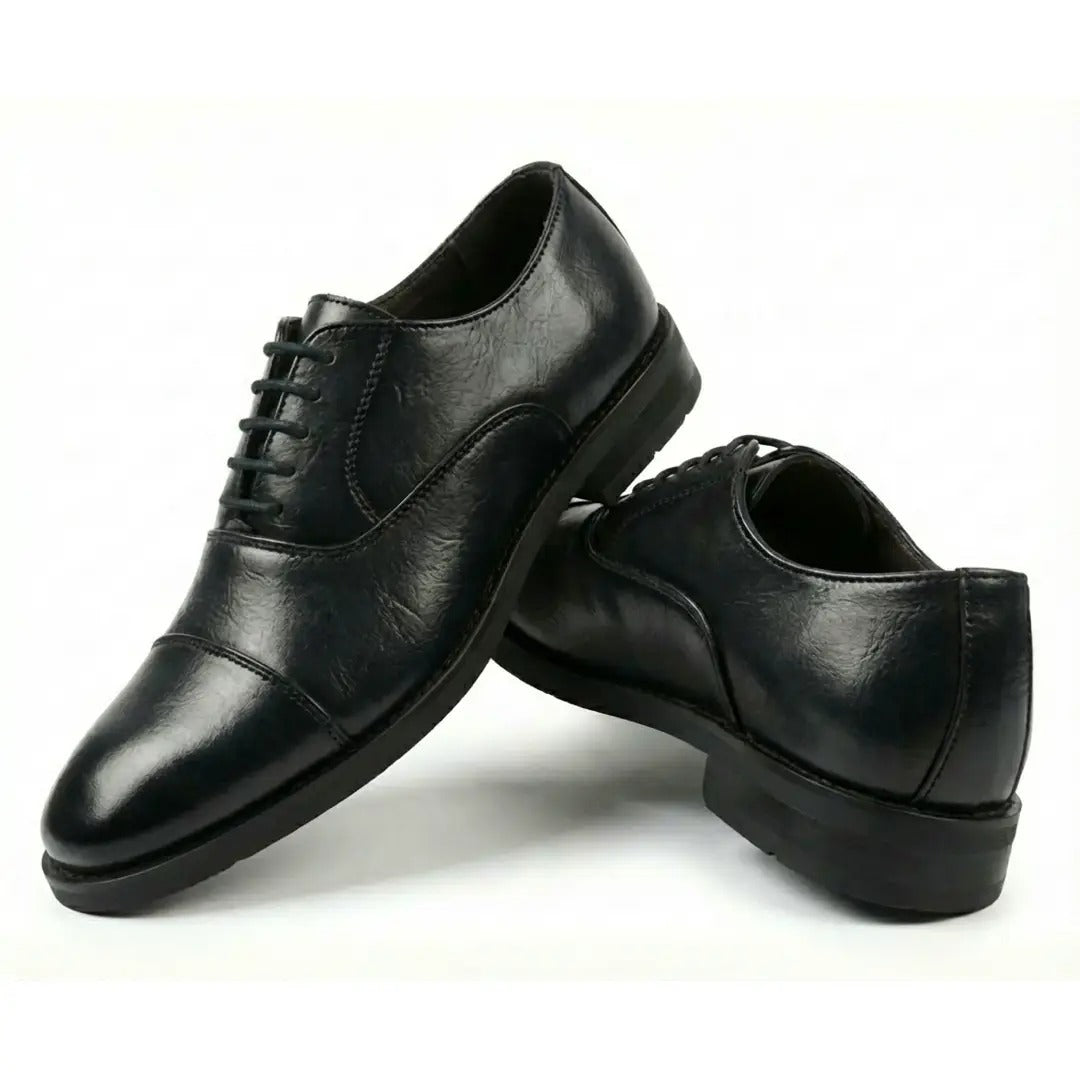 Zapatos Oxford clásicos de hombre con puntera reforzada y cordones.