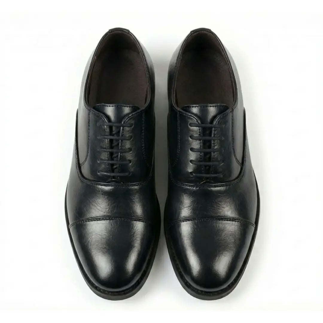Zapatos Oxford clásicos de hombre con puntera reforzada y cordones.