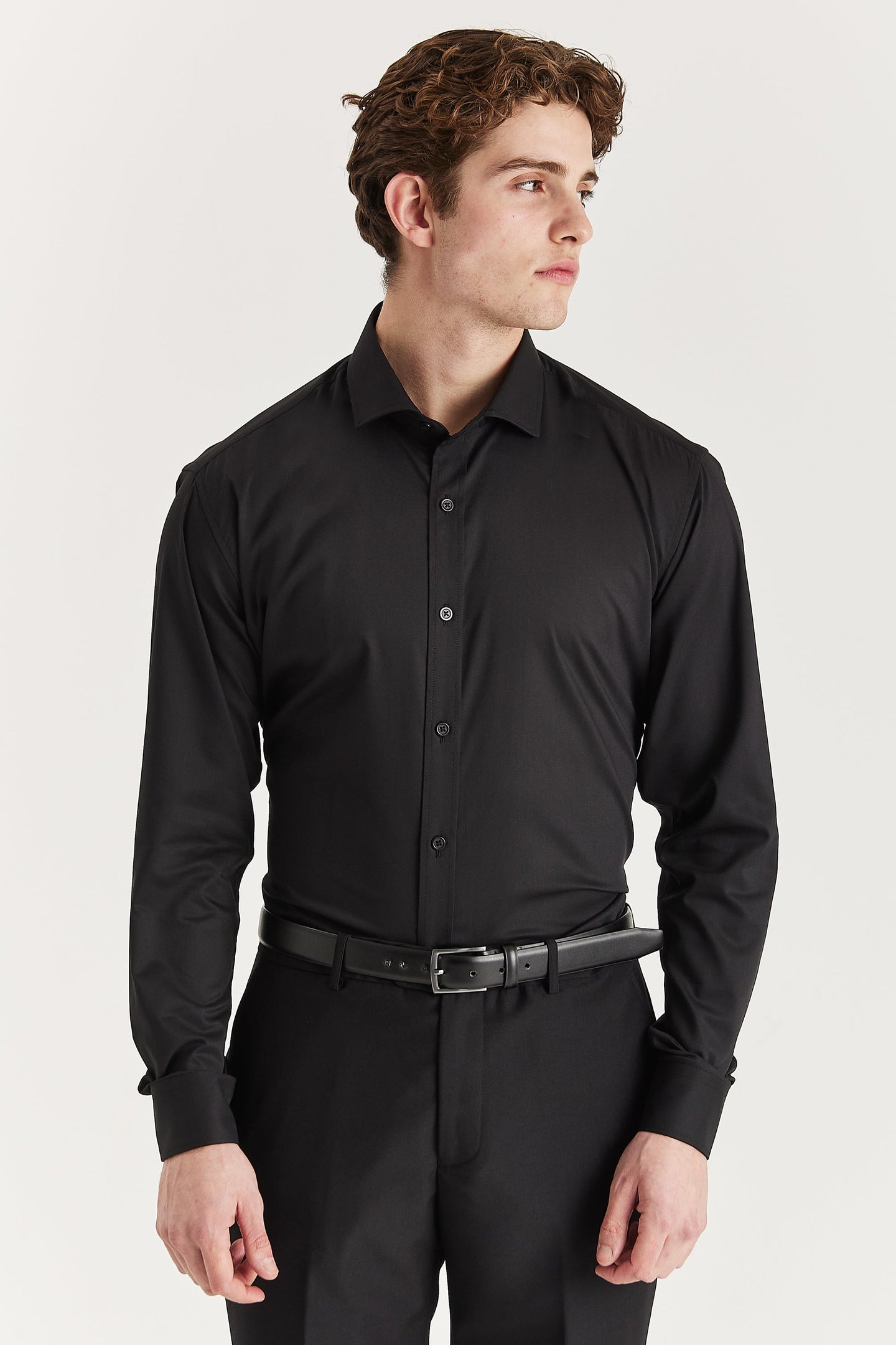 Camisa de vestir clásica para hombre con cuello abierto y puños dobles - Negra