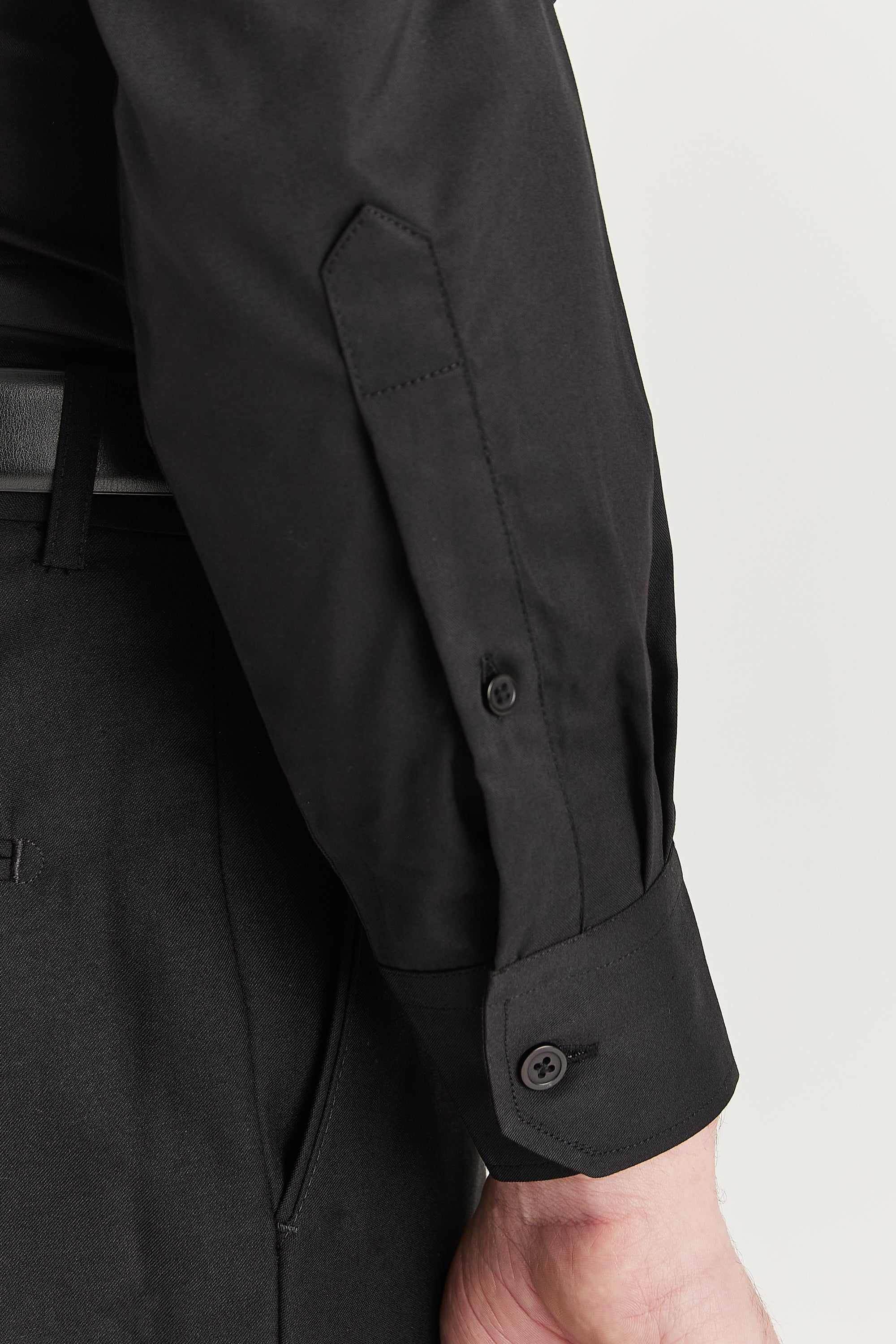 Camisa de vestir clásica para hombre con cuello abierto y puños dobles - Negra