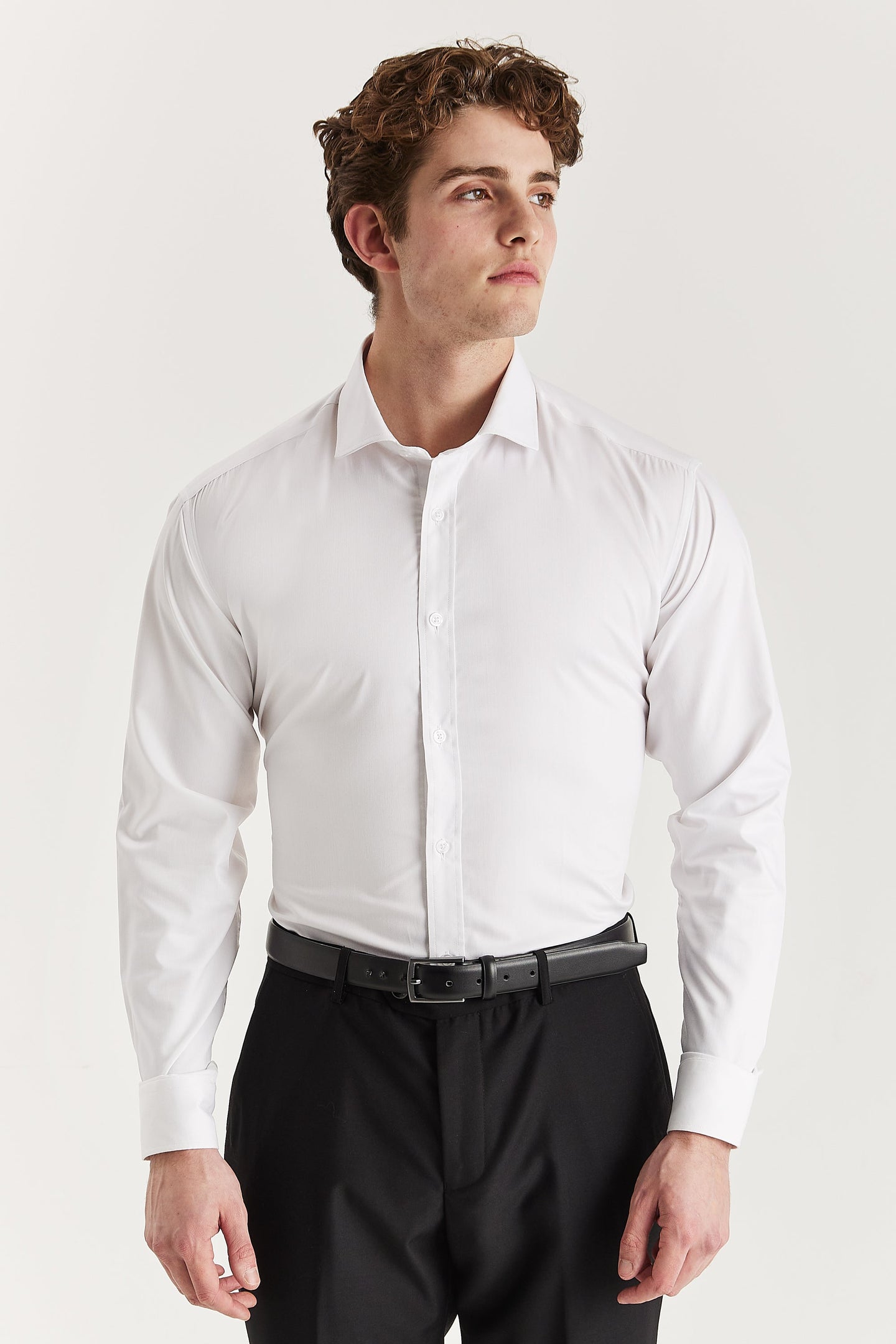 Camisa de vestir clásica para hombre con cuello abierto y puños dobles - Blanca
