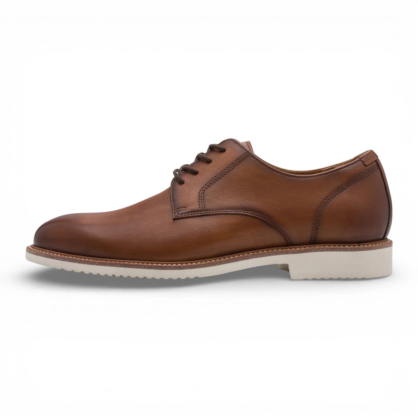 Zapatos Derby de hombre de piel marrón coñac con punta lisa.