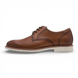 Zapatos Derby de hombre de piel marrón coñac con punta lisa.