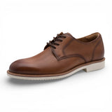 Zapatos Derby de hombre de piel marrón coñac con punta lisa.