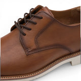Zapatos Derby de hombre de piel marrón coñac con punta lisa.