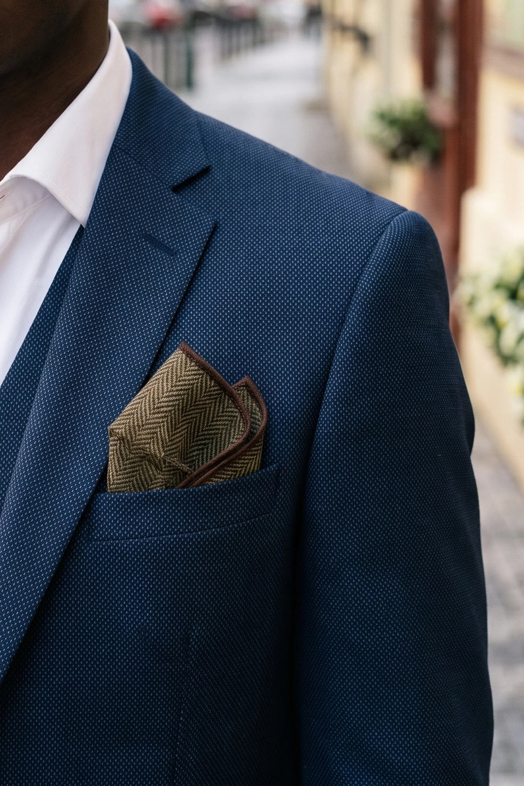 Pañuelo de bolsillo para hombre de mezcla de lana y tweed marrón oscuro.