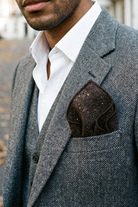 Pañuelo de bolsillo para hombre de mezcla de lana y tweed marrón oscuro.