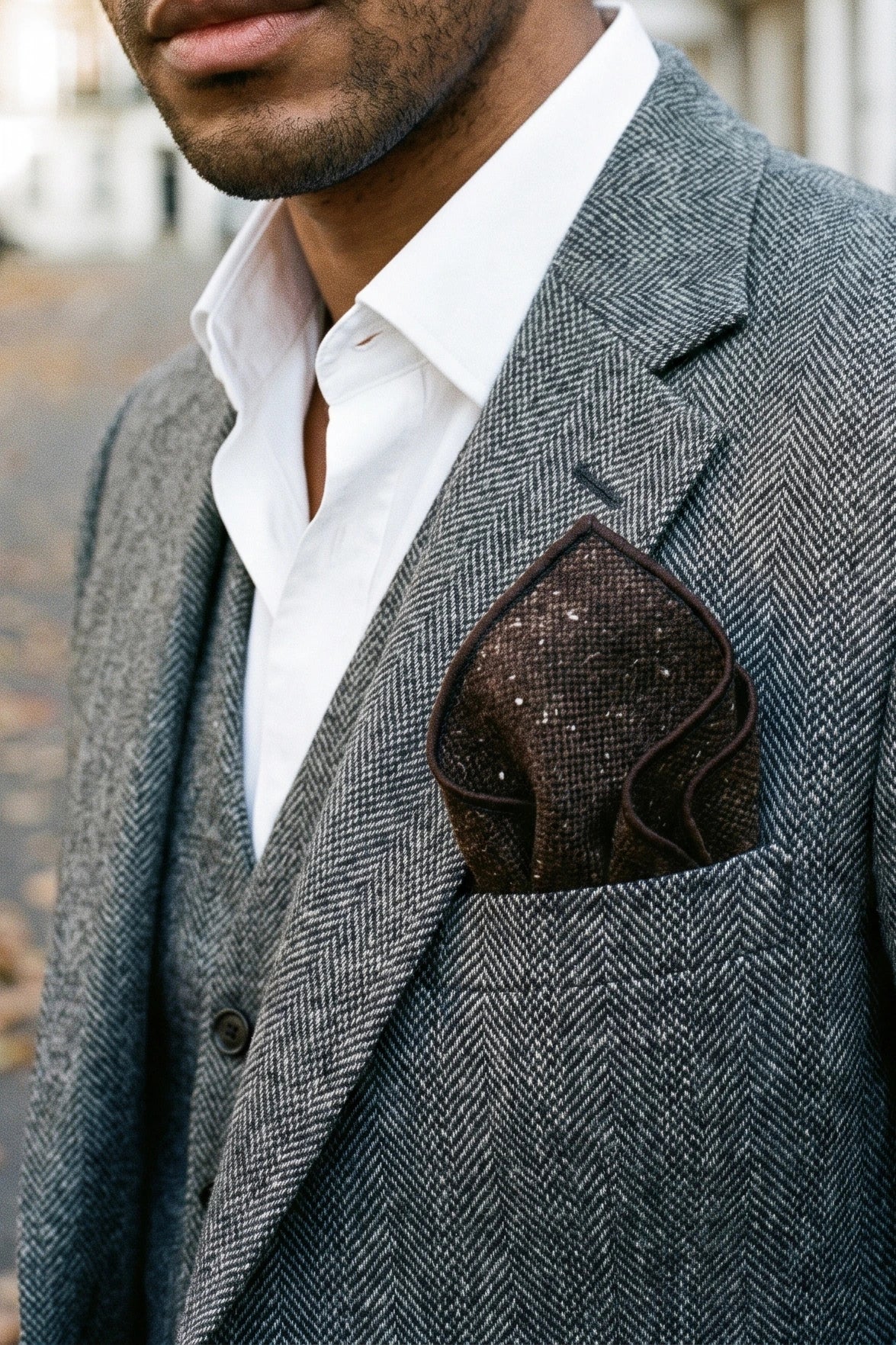 Pañuelo de bolsillo para hombre de mezcla de lana y tweed marrón oscuro.