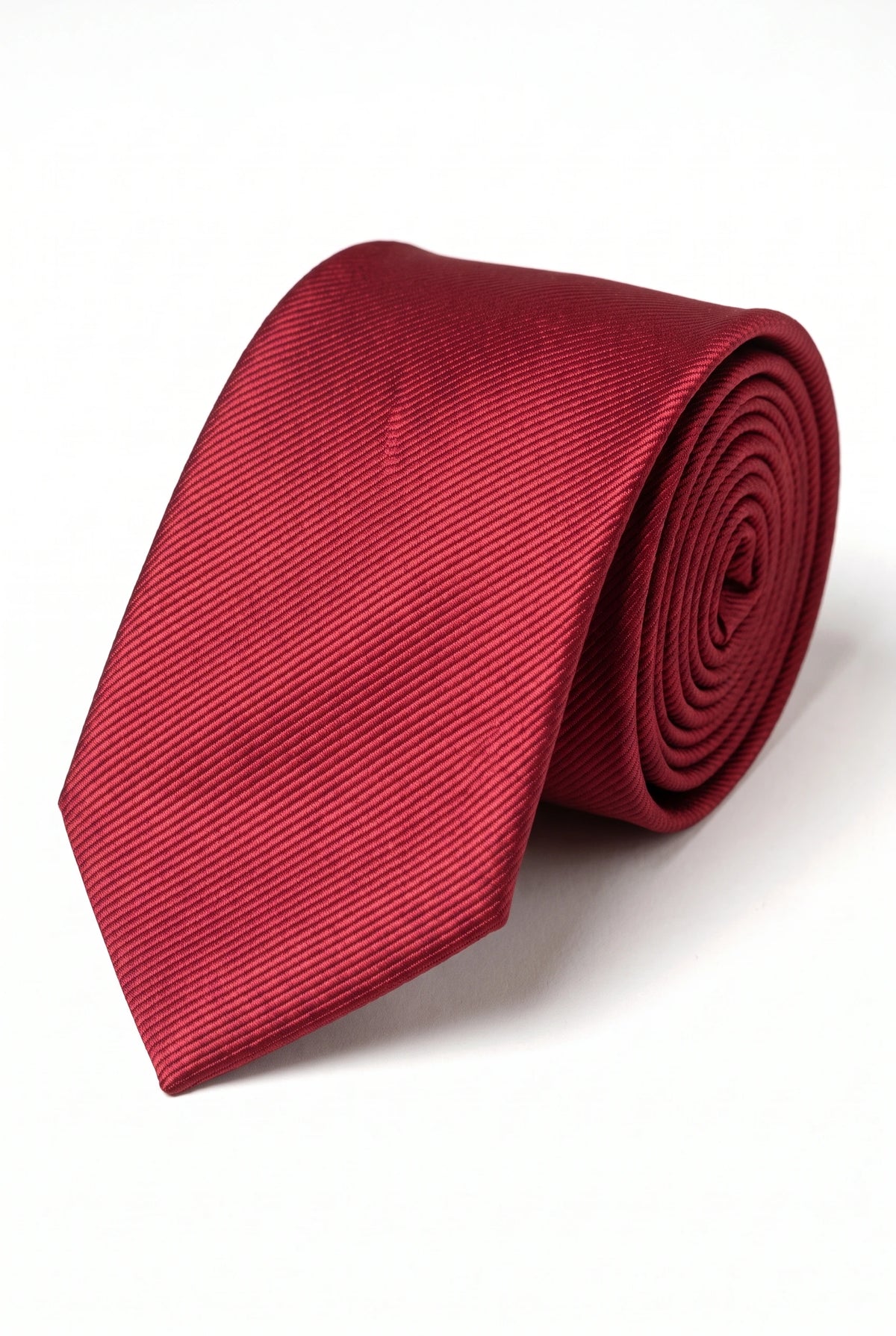 Corbata estrecha lisa de color rojo oscuro para hombre